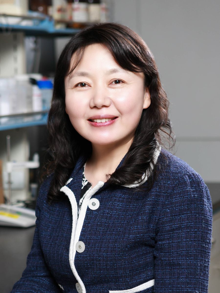 Li-Zhu Wu smiling to camera in dark blue jacket