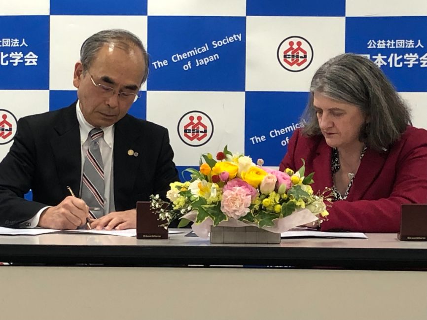 Mitsuo Sawamoto and Helen Pain sign the Memorandum of Understanding