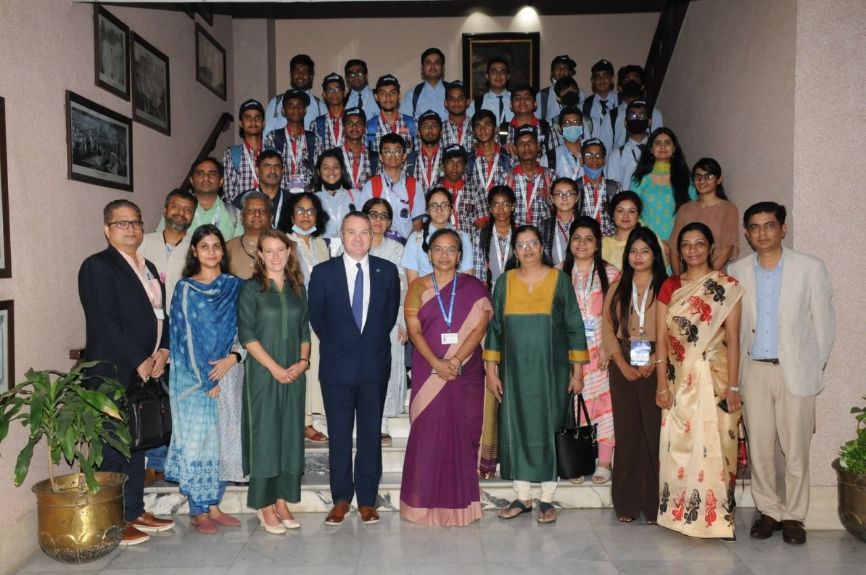 Representatives from the RSC and the CSIR stand together in India