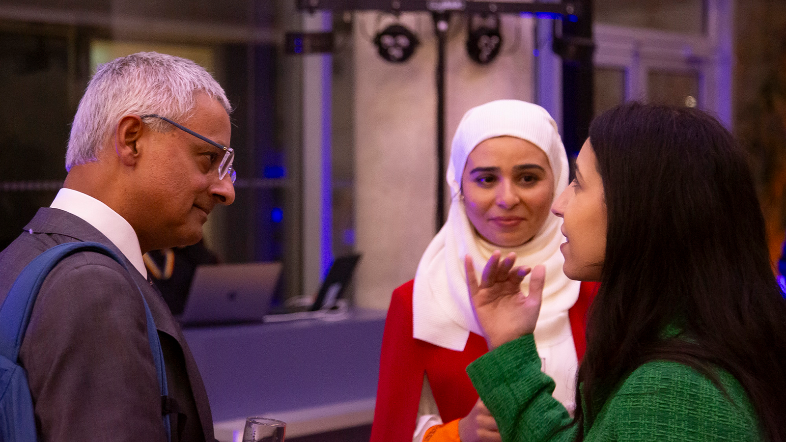 Delegates talking with Professor Sir Shankar Balasubramanian at seminar