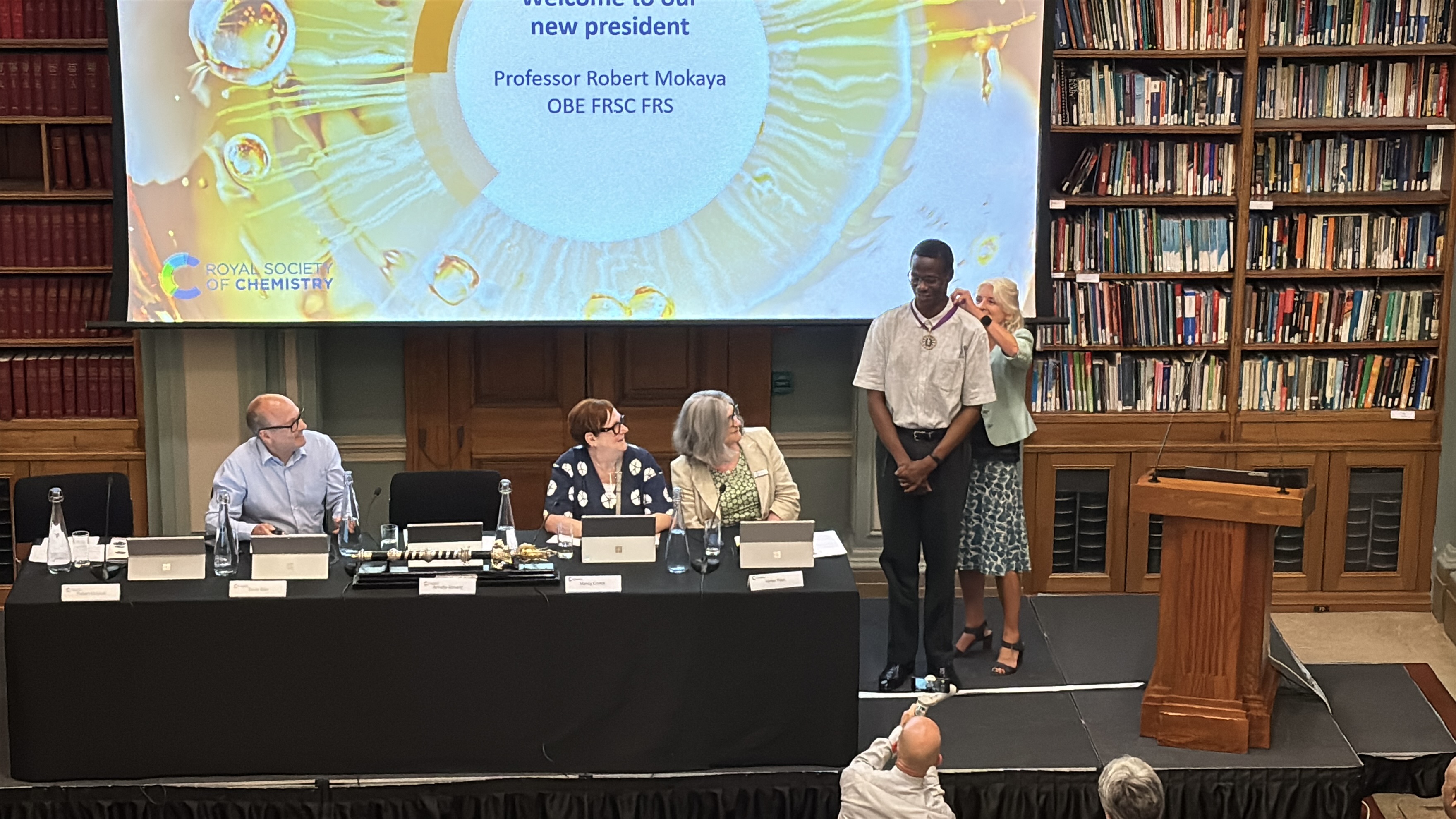 Dr Annette Doherty bestows the RSC Presidential Medal on Professor Robert Mokaya