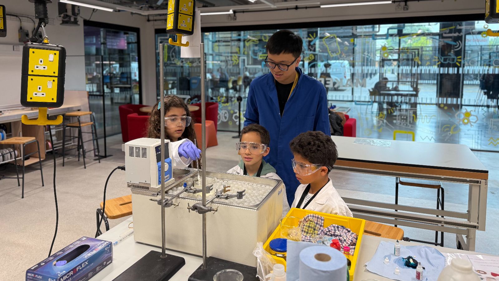 Syrian refugee school children at chemistry workshop with Manchester Uni volunteers