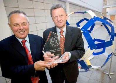 The President's award presented to Dr Les Kershaw by Dr Simon Campbell