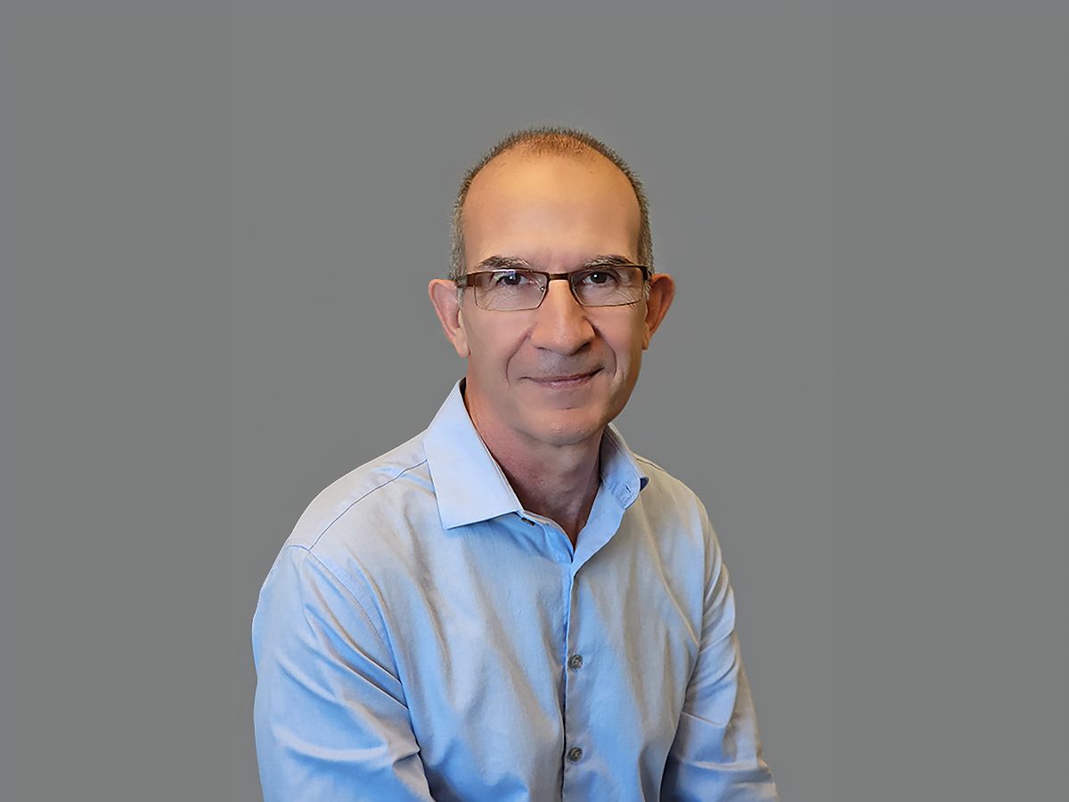 Vicente Talanquer smiling to camera in glasses and blue shirt